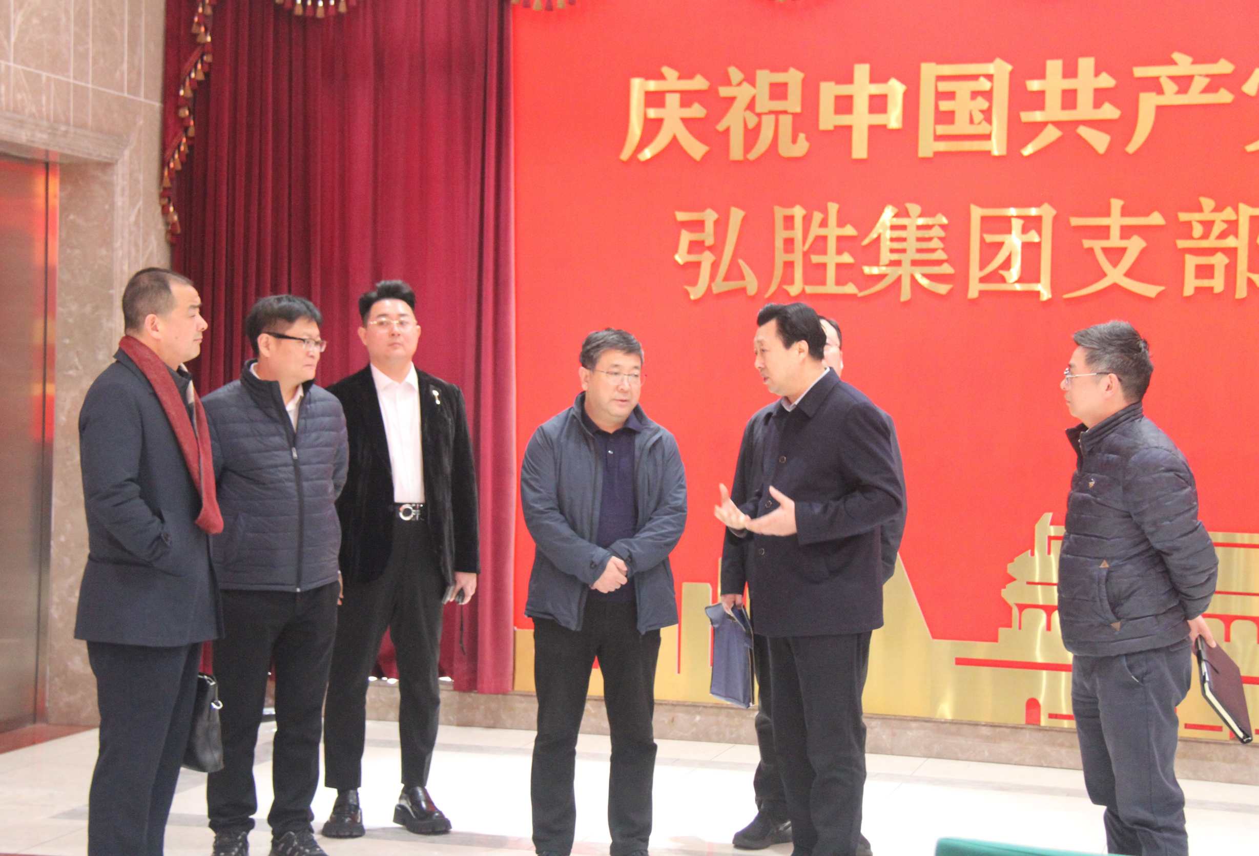 中国国家铁路集团有限公司货运部负责人周世暾、货运价格处处长肖睿、货运营销处副处长何杰一行在中国铁路广州局集团货运部主任张轶弘、副主任罗盛秋、广深铁路物流中心主任宋海涛、广州铁路物流中心总经理鲁尚锋的陪同下莅临弘胜集团调研指导交流.JPG